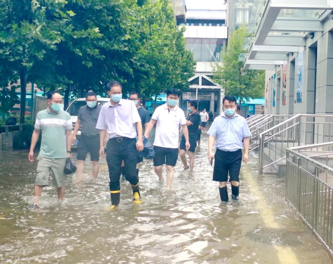 強降雨天氣，院領導冒雨督導檢查防汛工作